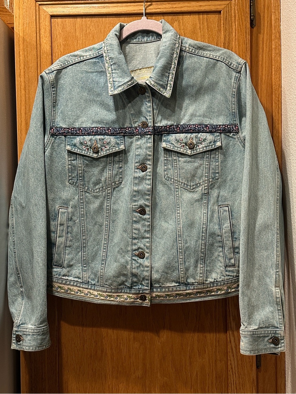 Liz Claiborne Light Blue Denim Button-Up Jean Jacket with Floral Embroidery Sz M